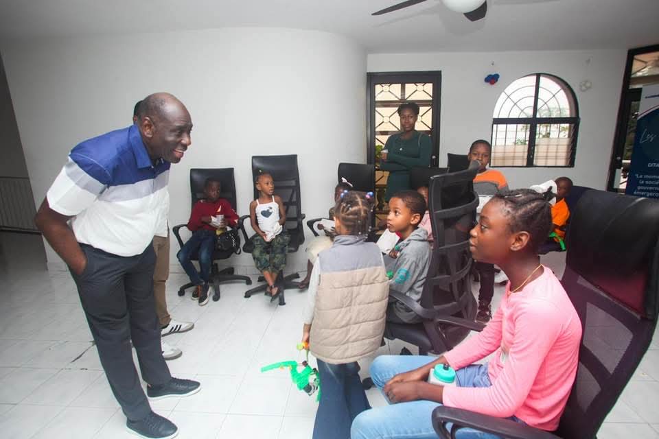 Fan Club REN: Un Momento de Relajación para la Juventud Haitiana