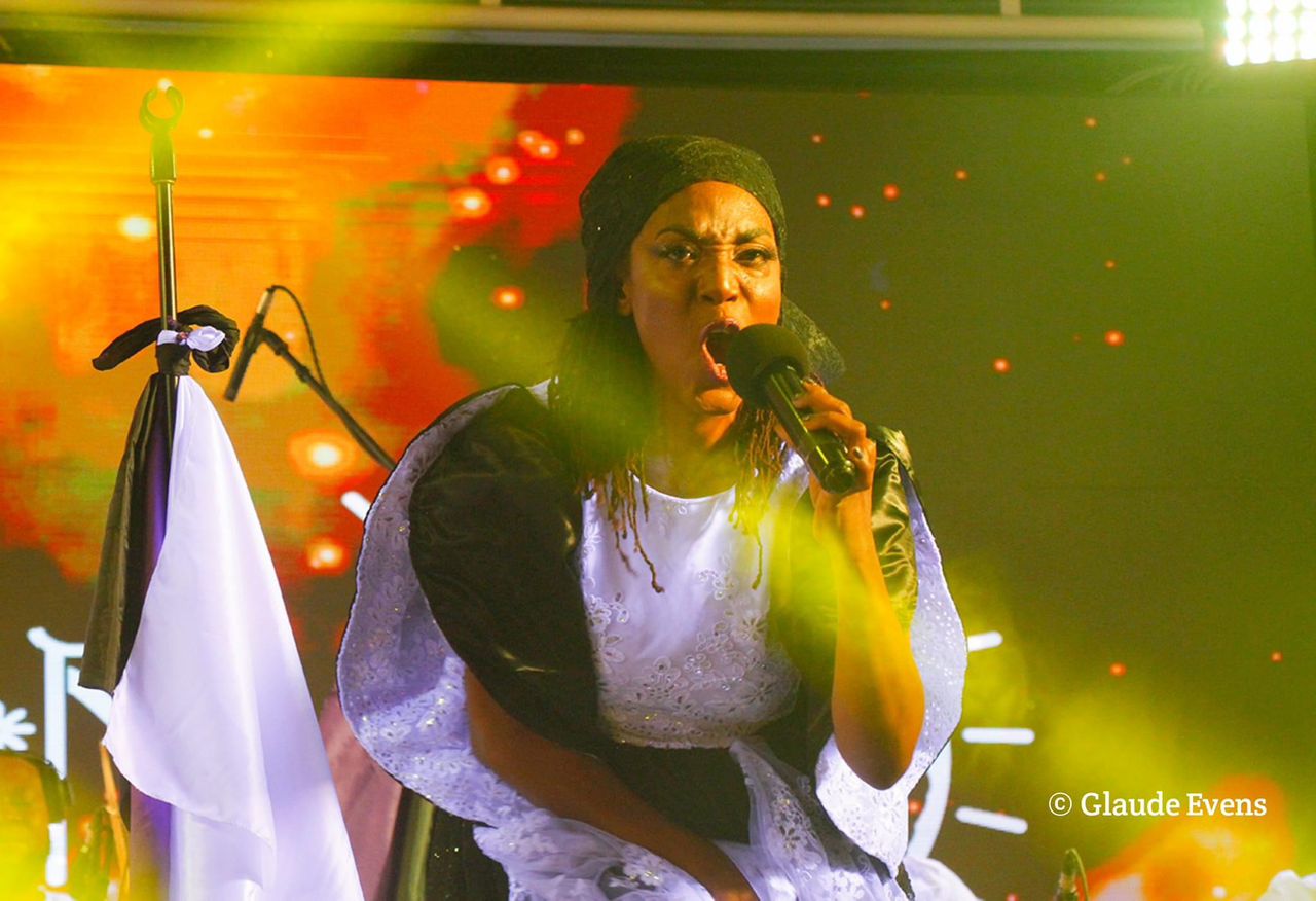 Nanm Vodoua saca a relucir el fuego de Ogou Feray en el Instituto Francés